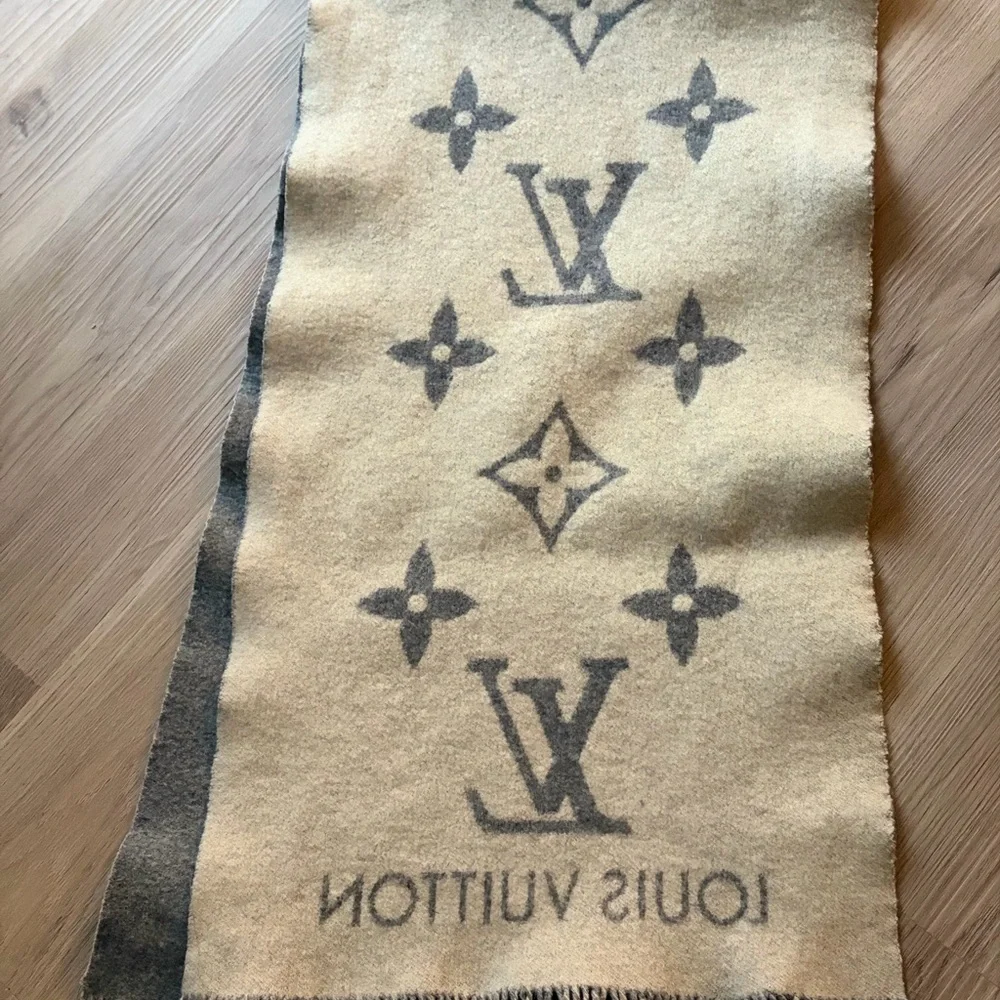 Louis Vuitton Cream and Gray Wool Accent Cover